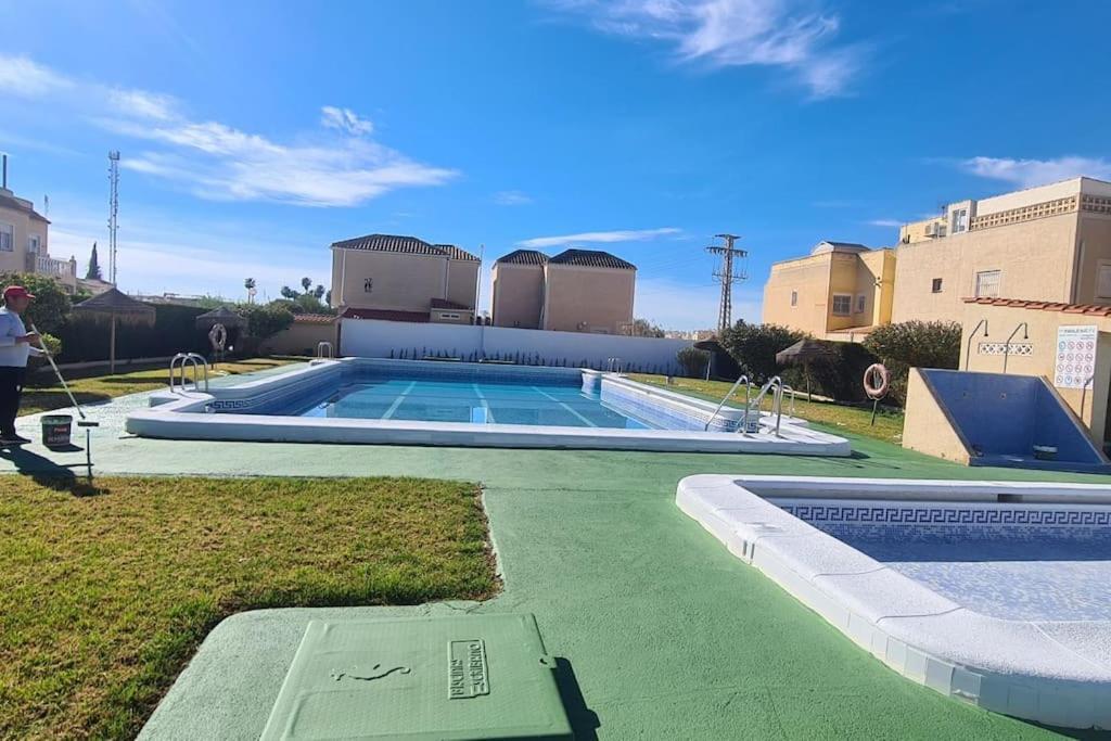 Bungalow Avec Piscine Torrevieja Dış mekan fotoğraf