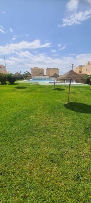 Bungalow Avec Piscine Torrevieja Dış mekan fotoğraf